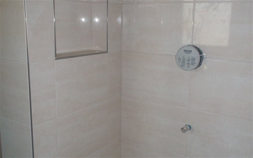 Die Dusche hat modernste Technik erhalten: Ein Thermostat wird zukünftig für gleichbleibende Wärme sorgen.