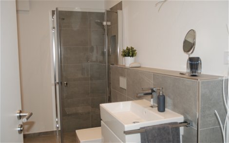 Klare moderne Formen prägen auch im Gäste-WC das Erscheinungsbild.