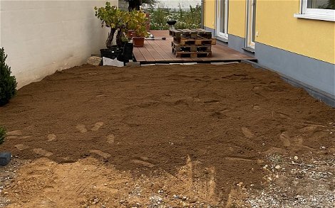 Im Vorgarten wurde der Mutterboden verteilt.