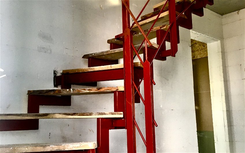 Bis zur Fertigstellung des Innenausbaus bleibt die Bautreppe bestehen, damit keine Beschädigungen an der Original-Treppe entstehen.