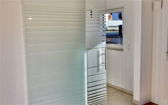 qEine elegante Glastür zum Schieben trennt nun bei Bedarf Küche und Wohnzimmer.