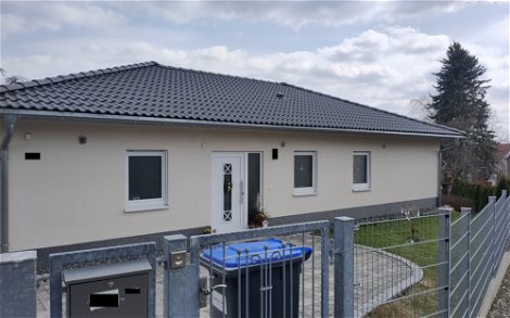 Außenanlage für frei geplanten Bungalow von Kern-Haus in Zwickau-Oberplanitz