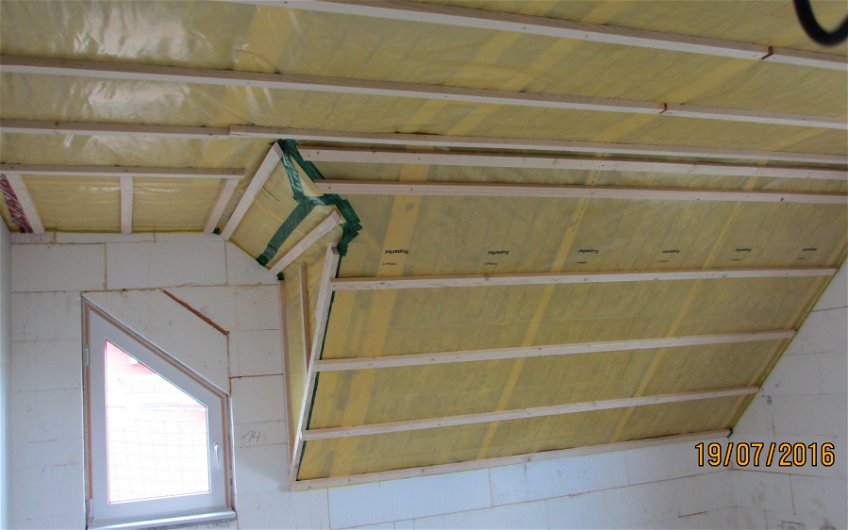 Dachdämmung, Dampfbremsfolie und Lattung wurden an die Dachschrägen und die Decke angebracht.