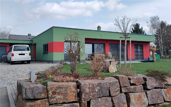 Außenanlage für frei geplanten Bauhaus-Bungalow von Kern-Haus in Zwickau-Oberplanitz