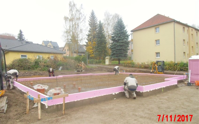 Kern-Haus errichtet die Bodenplatte für eine Kinderarztpraxis in Brand-Erbisdorf