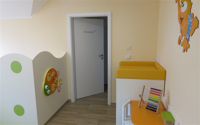Wartebereich der Kinderarztpraxis im Kern-Haus Aura in Brand-Erbisdorf