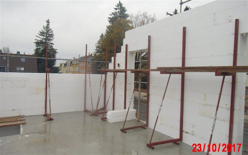 Errichtung der Dachgeschosswände für das frei geplante Kern-Haus in Limbach-Oberfrohna
