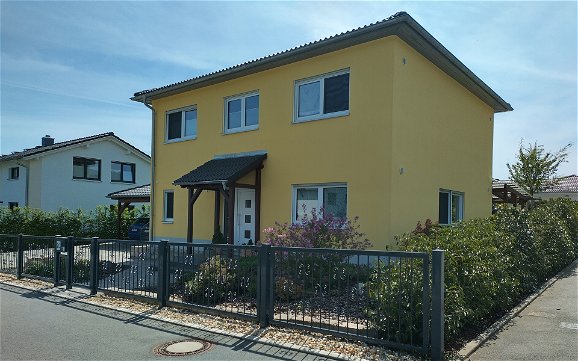 Stadtvilla Signus von Kern-Haus mit gelbem Außenputz in Zwickau