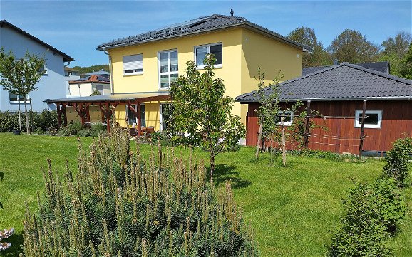 Blick vom Garten aus auf die Terrassenseite der Stadtvilla Signus von Kern-Haus in Zwickau