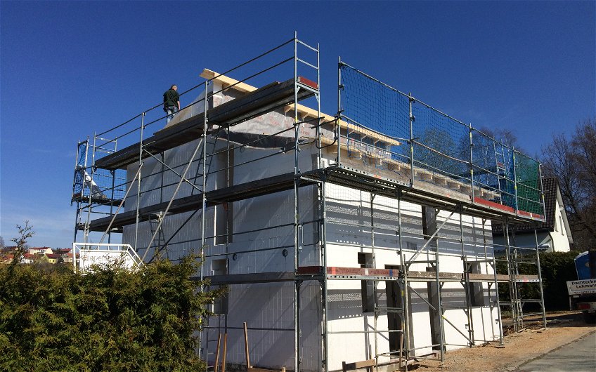 Beginn der Dacheindeckung für Kern-Haus Vision in Gersdorf