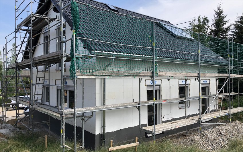 frei geplantes Kern-Haus mit Dacheindeckung und Fenstern in Callenberg OT Falken