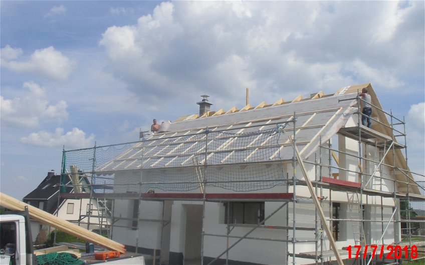 Beginn der Dacheindeckung beim Kern-Haus Family in Marienberg