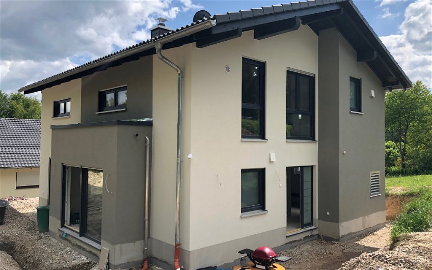 Farbig gestaltete Fassade für Kern-Haus Vero in Waldenburg, OT Schlagwitz