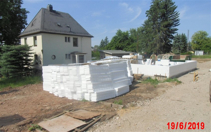 Beginn Rohbauarbeiten für frei geplantes Kern-Haus in Neukirchen