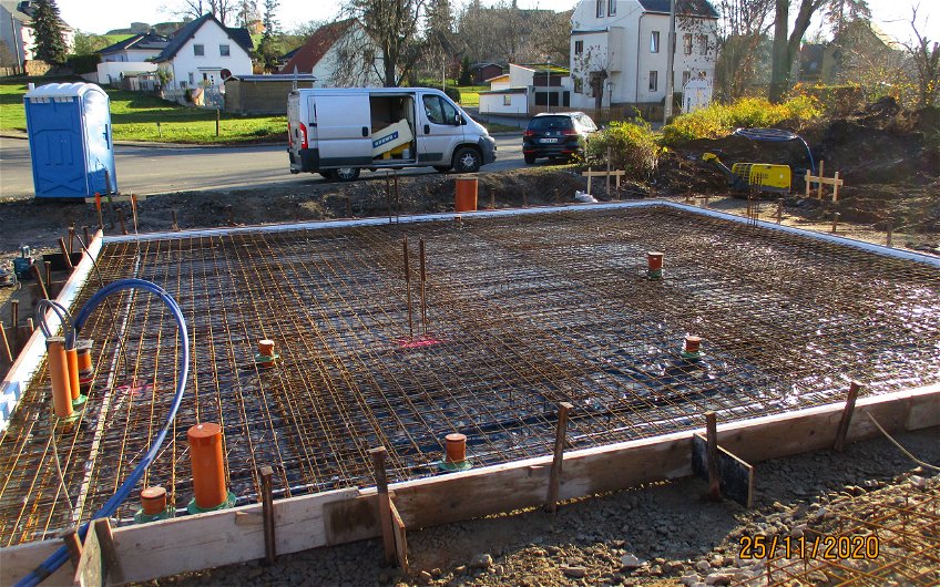 Bewehrung der Bodenplatte für frei geplantes Kern-Haus in Limbach-Oberfrohna