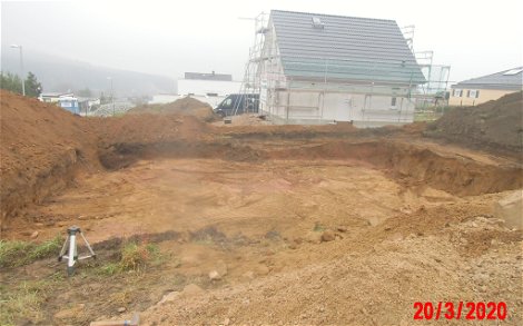 Baugrube für Stadtvilla Signus von Kern-Haus in Kirchberg b. Zwickau