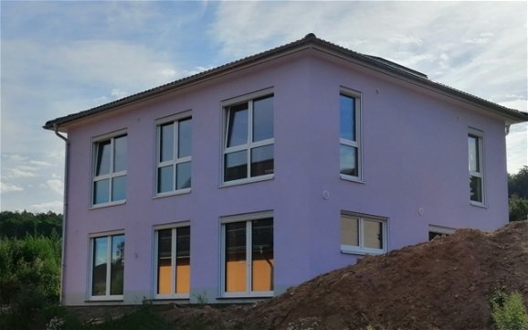 farbiger Außenputz für Stadtvilla Signus von Kern-Haus in Kirchberg bei Zwickau