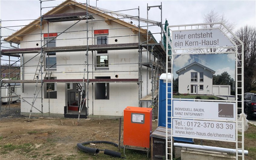 Dacheindeckung und Fenster für Kern-Haus Jara in Amtsberg, OT Schlösschen