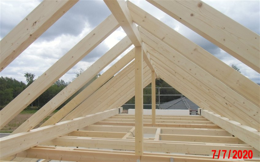 handwerklich gefertigter Dachstuhl für Kern-Haus Jano in Zwickau-Marienthal
