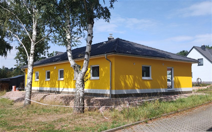 Außenputz für frei geplanten Bungalow von Kern-Haus in Wilkau-Haßlau