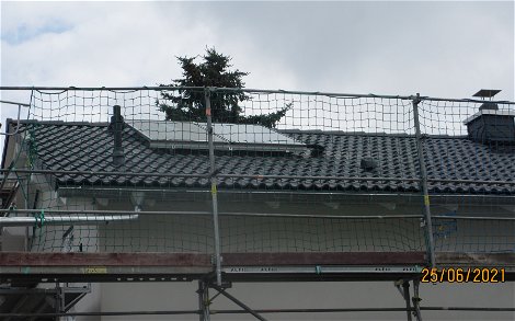 fertige Dacheindeckung für frei geplantes Kern-Haus in Stollberg