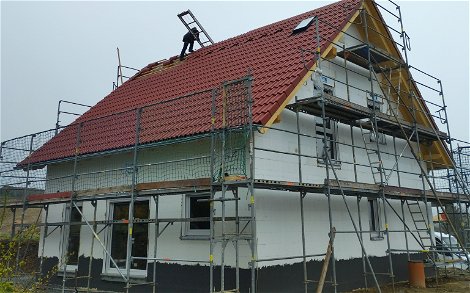 Dacheindeckung mit roten Dachsteinen für Kern-Haus Luna in Wildenfels, OT Wiesen