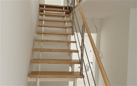 gerade Treppe mit Echtholzstufen im Kern-Haus Vero in Hohndorf