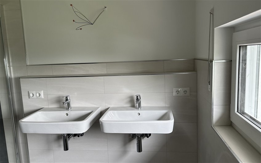 2 Waschbecken nebeneinander im Bad im Kern-Haus Vero in Hohndorf