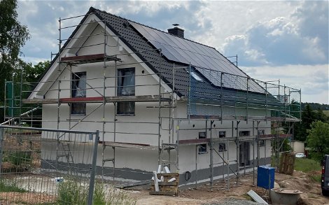 Außenputz und Photovoltaikanlage am Kern-Haus Signum in Bobritzsch
