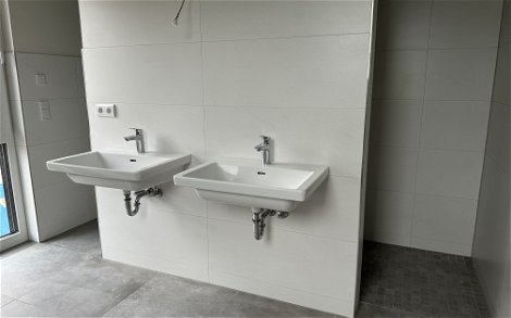 2 Waschbecken im Bad des Kern-Hauses Signum in Bobritzsch