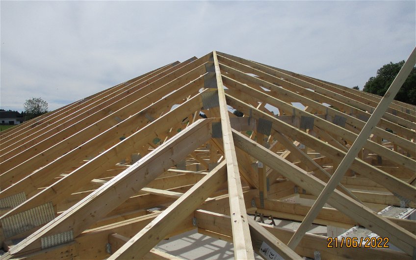 Dachstuhl für frei geplanten Bungalow von Kern-Haus in Eibenstock, OT Sosa