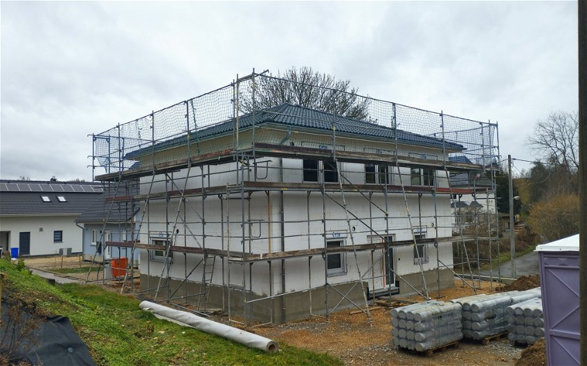 Fertigstellung der Dacheindeckung für Stadtvilla Signus von Kern-Haus in Zwickau-Mosel