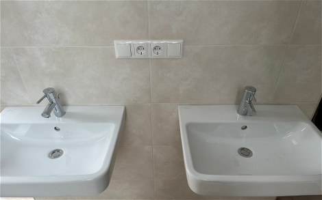 2 Waschbecken im Bad des Kern-Hauses Trend in Neukirchen