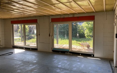 Terrassentüren im Wohnzimmer des frei geplanten Bungalows in Hohenstein-Ernstthal