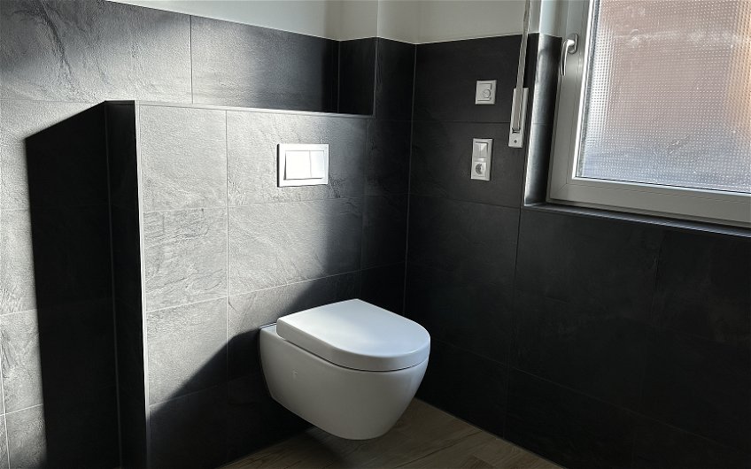 WC im Bad des frei geplanten Bungalow von Kern-Haus in Hohenstein-Ernstthal