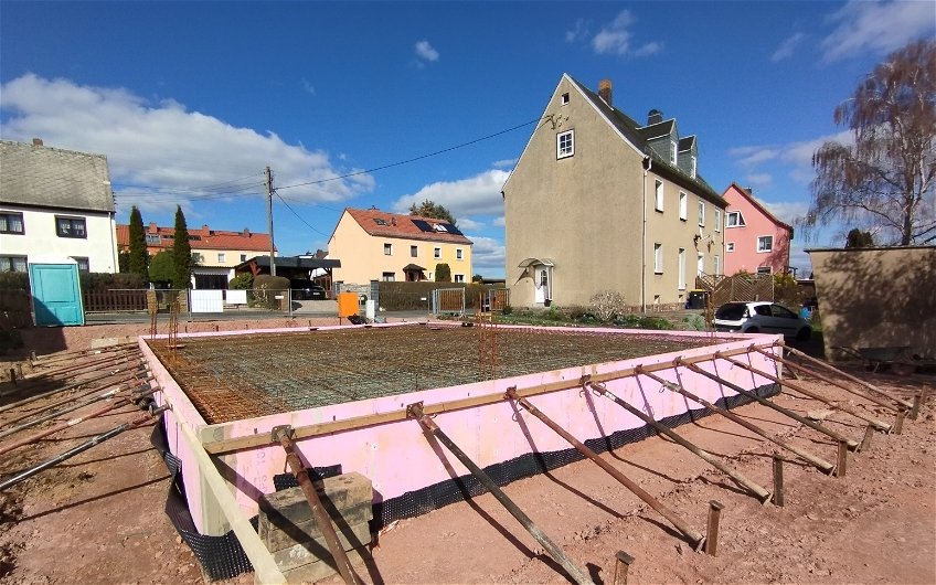 Bewehrung der Bodenplatte für frei geplante Stadtvilla von Kern-Haus in Mittweida