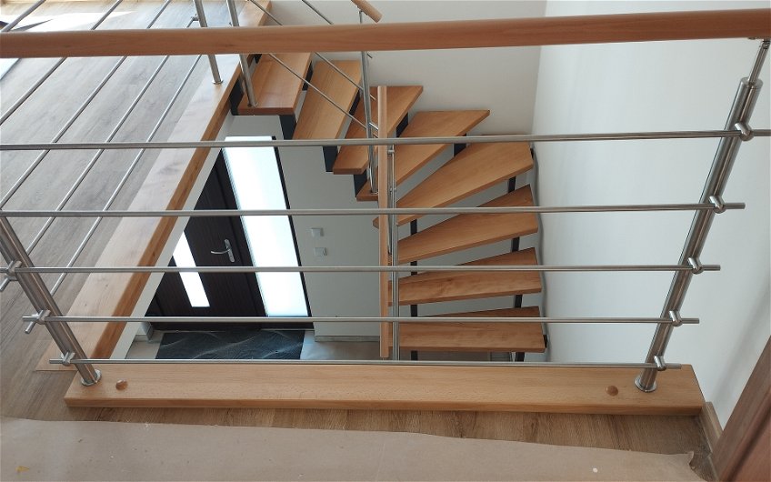 2-fach gewendelte Treppe in frei geplanter Stadtvilla von Kern-Haus in Mittweida