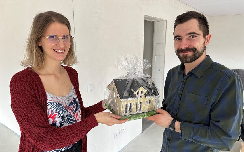 Bauherren nehmen Nachbildung ihres Kern-Hauses Fida als Keramikhaus von Kern-Haus Chemnitz entgegen