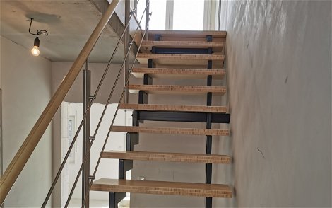 Treppe mit Bambusholzstufen im Kern-Haus Fida in Crimmitschau