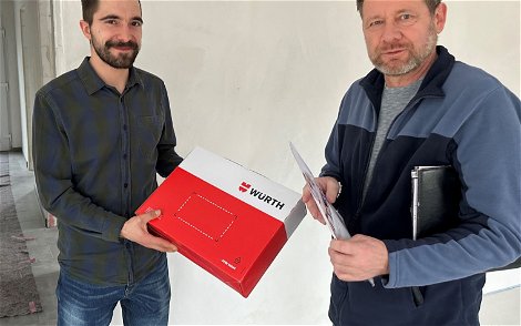 Bauleiter Thomas Ullmann übergibt Dübelkoffer an Bauherrn des Kern-Hauses Fida in Crimmitschau