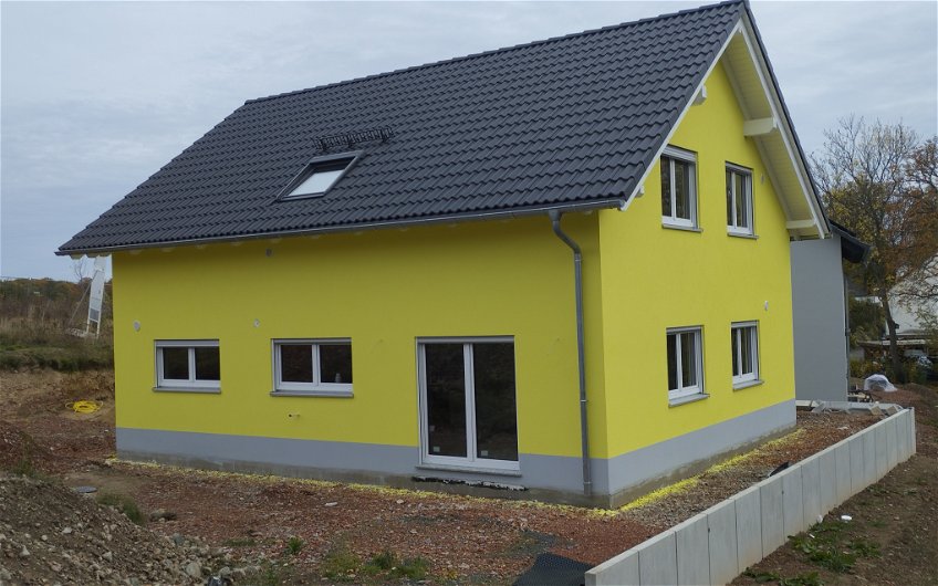 gelber Außenputz am frei geplanten Kern-Haus in Chemnitz