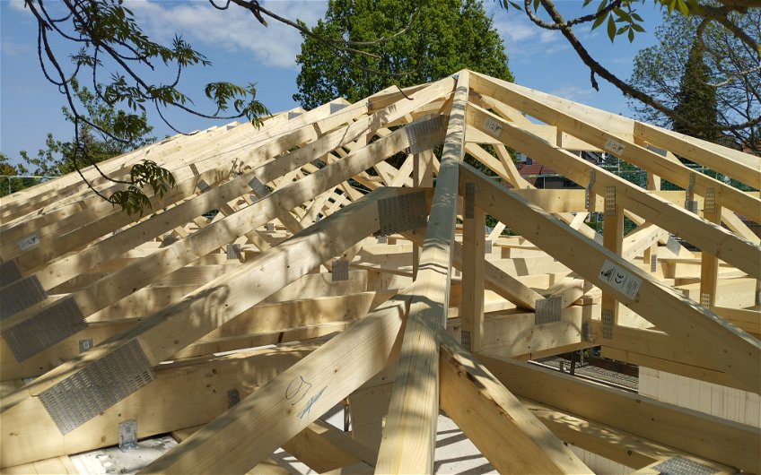 Dachstuhl für frei geplante Stadtvilla von Kern-Haus in Chemnitz-Stelzendorf