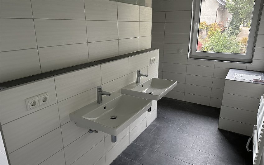 zwei Waschbecken im Bad der frei geplanten Stadtvilla von Kern-Haus in Chemnitz-Stelzendorf