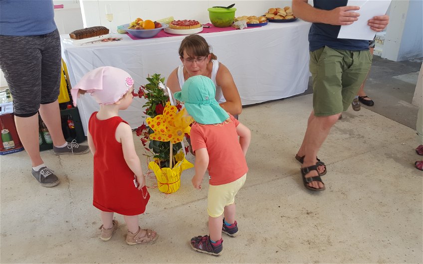 Auch die Kinder finden Gefallen an den Blumen