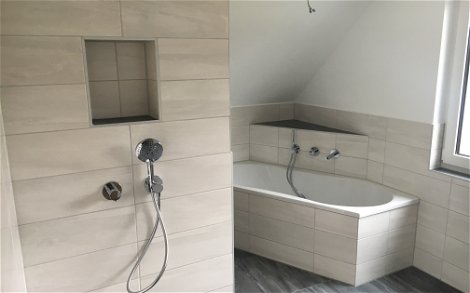 Ansicht vom Badezimmer mit Dusche und Badewanne