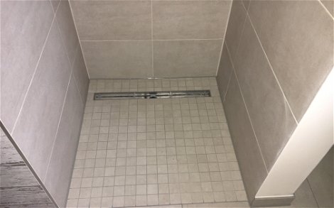 Fliesenarbeiten in der Dusche