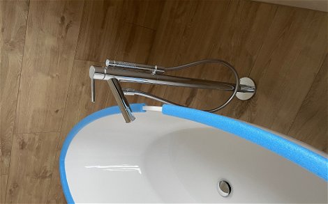 Exklusive Badeinrichtung mit freistehender Badewanne