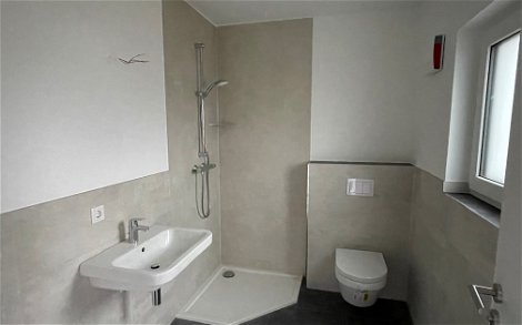 Maler und Bodenbelag WC Bad