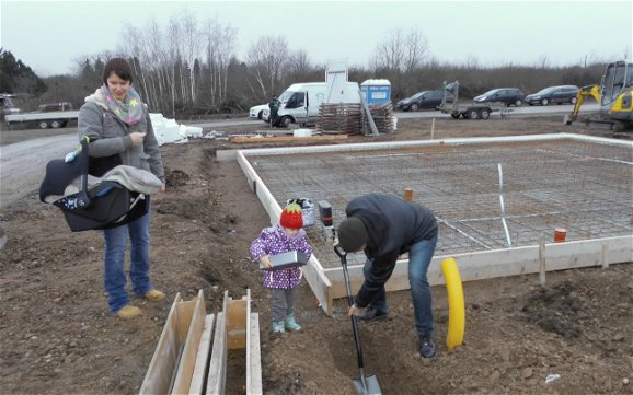 Vor Baubeginn trifft sich die Familie auf dem Grundstück und feiert den Baustart.