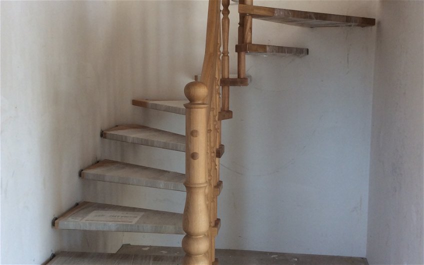 Die Massivholztreppe wird in der Holzart Eiche hergestellt und wird als Wangenkonstruktion ausgeführt.
